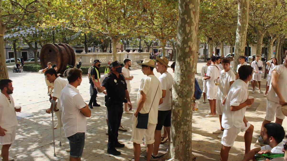 El mayoría de jóvenes que han acudido esta mañana a la plaza llevaban el traje de 'trepitjar raïm'.