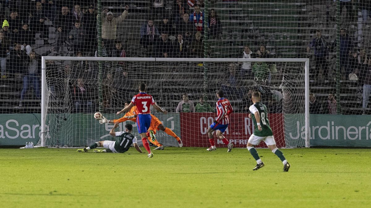 Merencio hace su gol en Copa del Rey ante el Atlético con las gradas supletorias de fondo. En breve serán fijas.