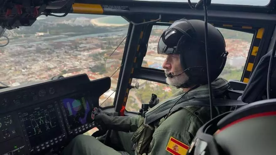 El rey vuela el nuevo helicóptero NH90 de la Armada