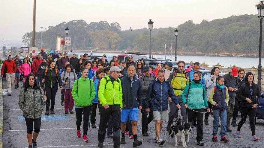 Los senderistas salieron de Carril pasadas las nueve de la mañana. // Iñaki Abella