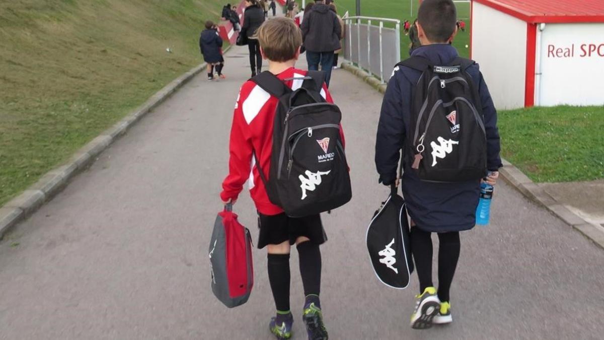 Dos niños llegando a su entrenamiento en una imagen de archivo.