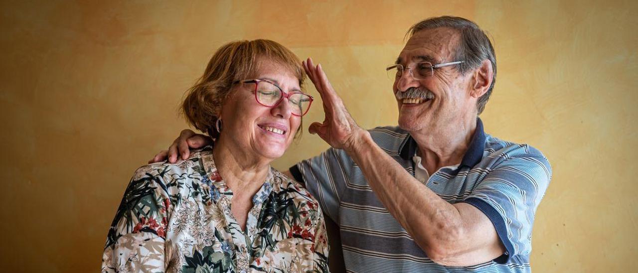 Eduard Feliu y su mujer, Pilar Celma. Llevan juntos 50 años y ella tiene alzhéimer.