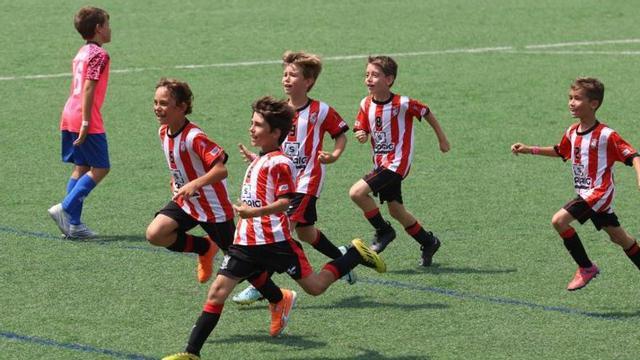 Los jugadores celebran un gol durante un partido.