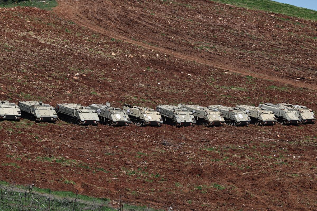 Hilera de tanques del Ejército de Israel en la frontera con el Líbano.