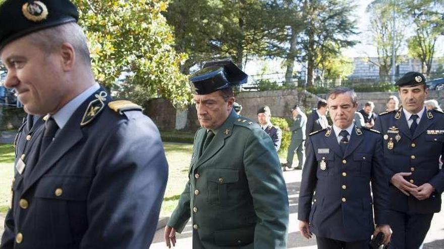 El jefe de la Comandancia de Ourense, entre mandos lusos. // Brais L.