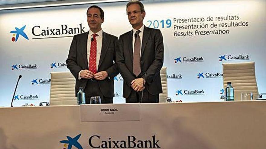 Gonzalo Gortázar (esquerra) i Jordi Gual, durant la presentació de resultats de CaixaBank a València
