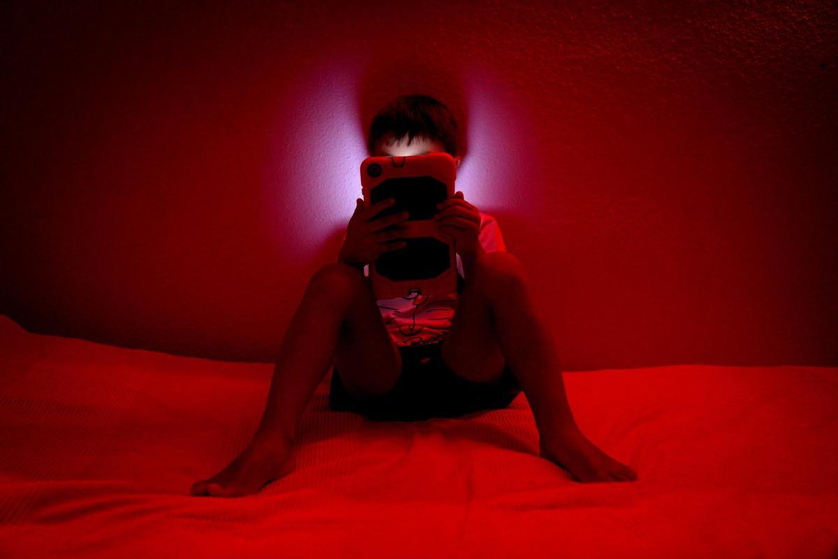 El uso de tabletas y móviles antes de irse a dormir dificulta y empeora el descanso.