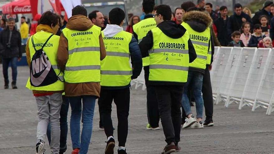 Un grupo de voluntarios en la edición del Maratón Atlántico Coruña42 de 2017.