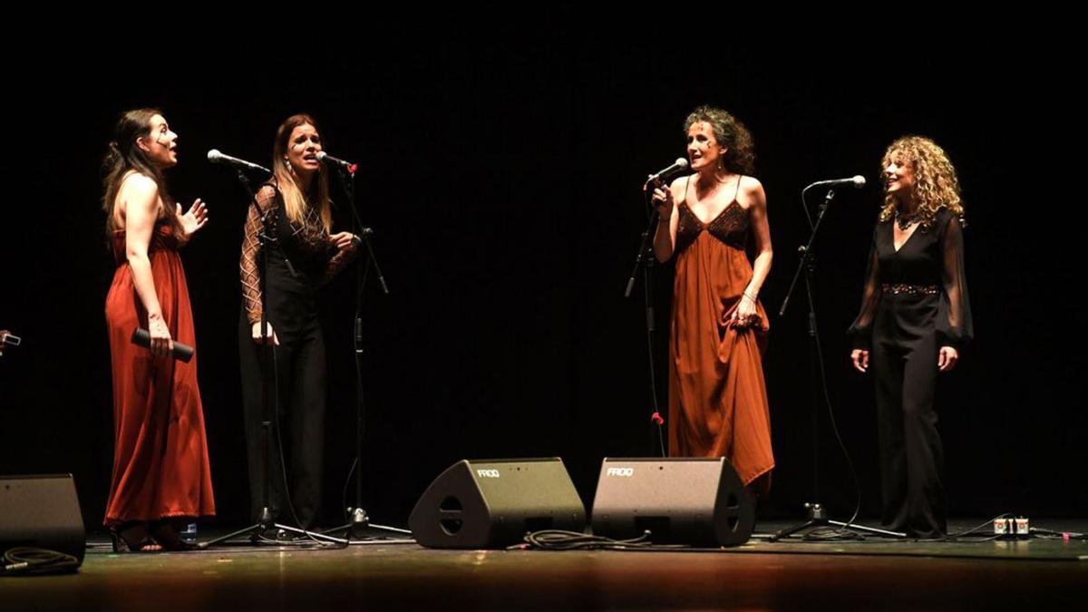 As cantantes de Zoelas, ao peche da gala.   | // CARLOS PARDELLAS