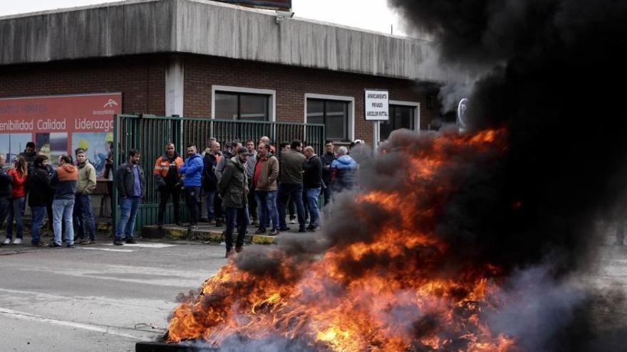 Protesta de trabajadores de Arcelor en Veriña (Gijón).