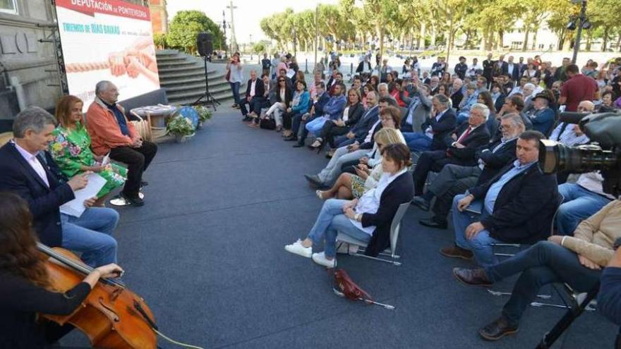 Carmel Silva junto a alcaldes y representantes del sector turístico privado, ayer en Pontevedra. // G. Santos