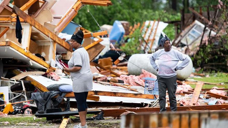 Una treintena de tornados dejan 18 fallecidos en Estados Unidos