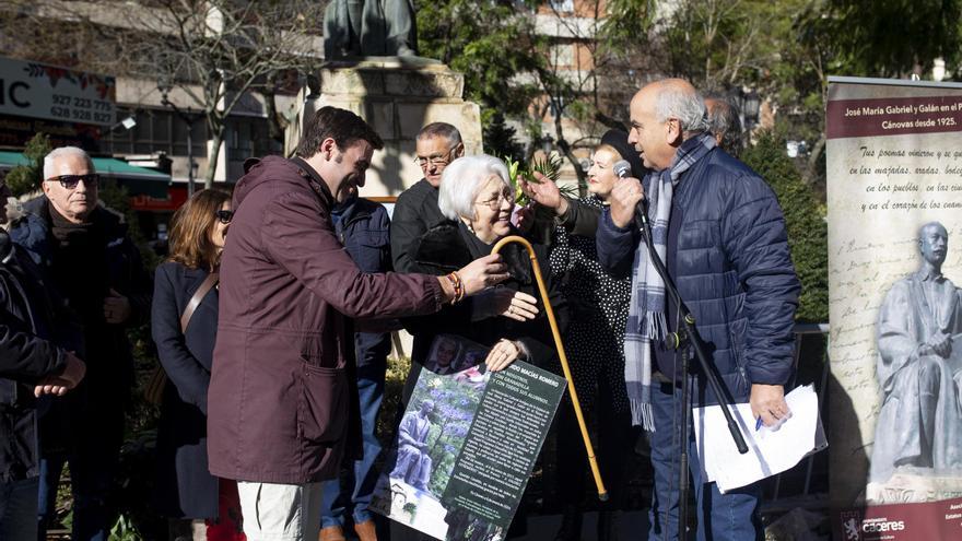 Los amigos de Gabriel y Galán recuerdan su legado con flores y poesía en Cáceres