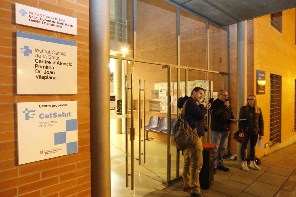 Protesta veïnal contra el tancament del CAP de Taialà en caps de setmana