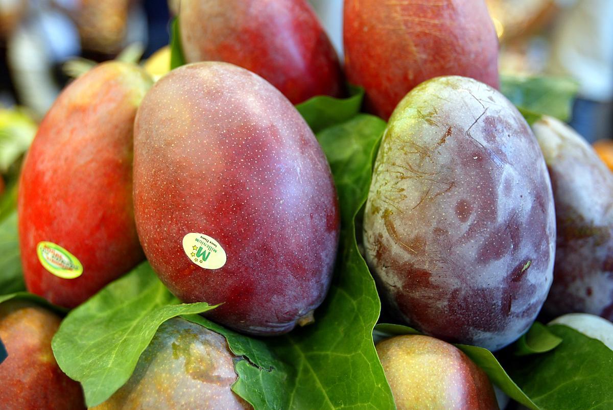 Unos mangos expuestos en el mercado de La Boqueria de Barcelona.