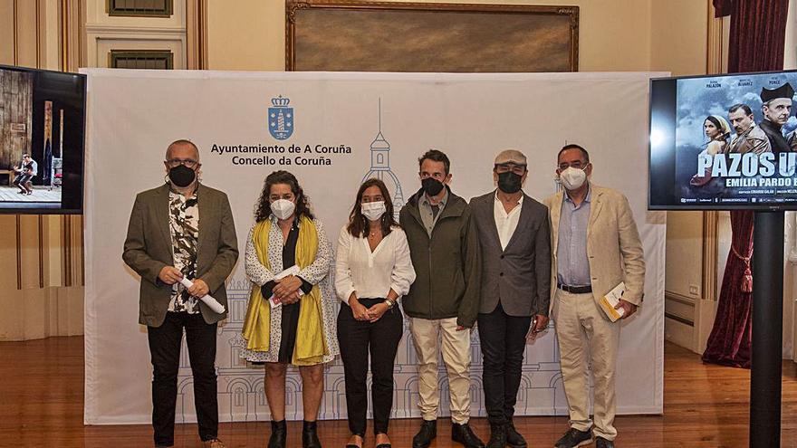 Elenco y responsables de ‘Los Pazos de Ulloa’, ayer en María Pita junto a la alcaldesa.   | // CASTELEIRO/ROLLER AGENCIA