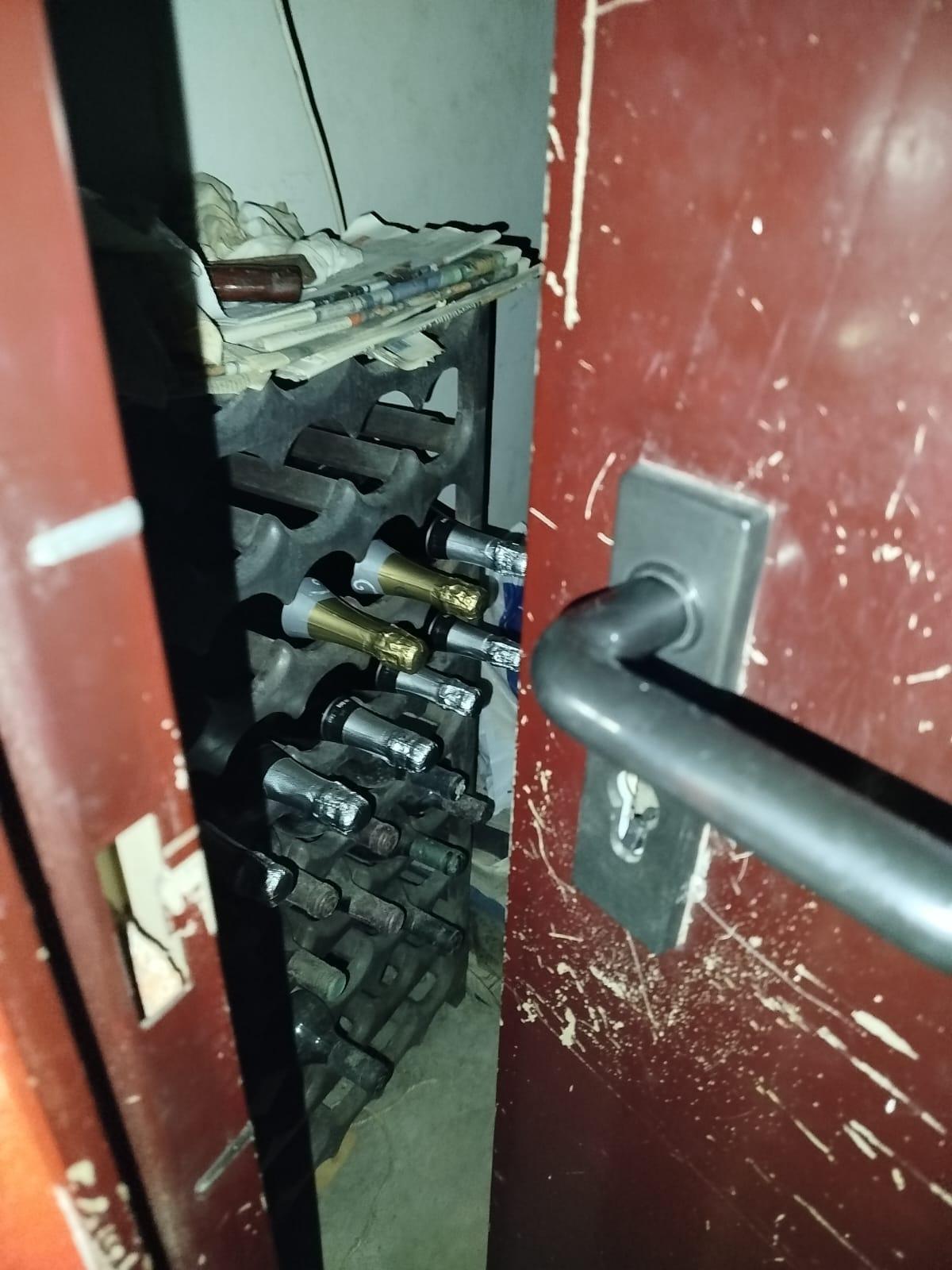 Una de  les portes esbotzades de la zona de trasters de l'aparcament de Girona.