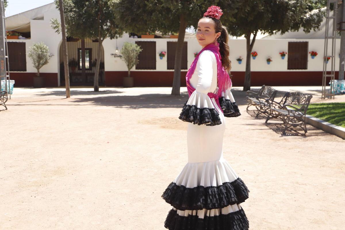 Belén Alba Delgado, vestida con un modelo adquirido en una tienda de Jerez durante un showroom