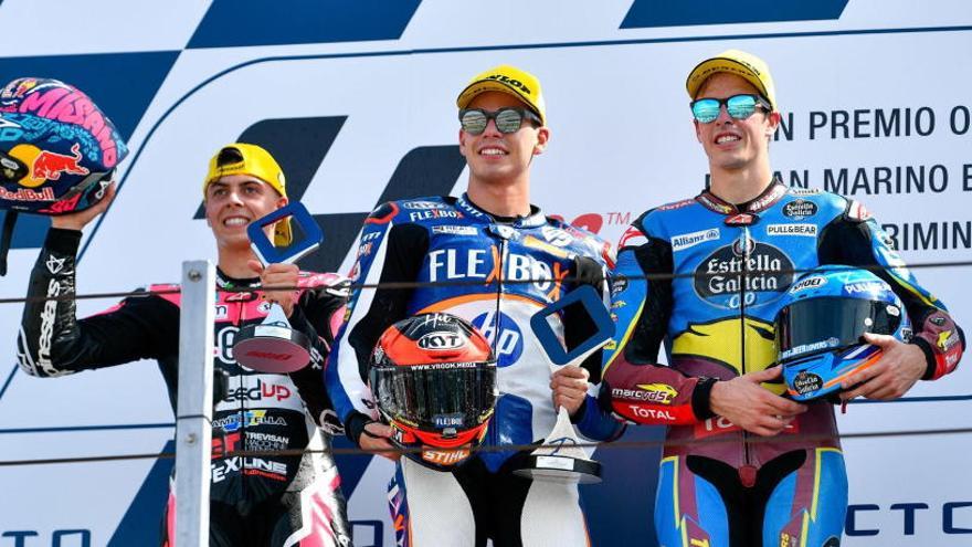 Fernández, en el podio junto a Giannantonio y Álex Márquez.