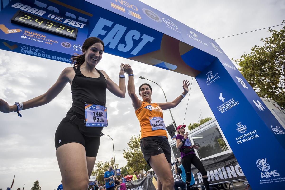 Mujeres entrando en meta en el Maratón de València