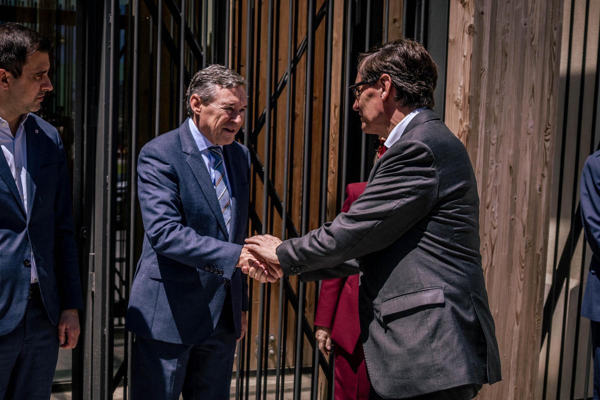 El president de la Generalitat, Salvador Illa, saluda al de Indra, Ángel Simón