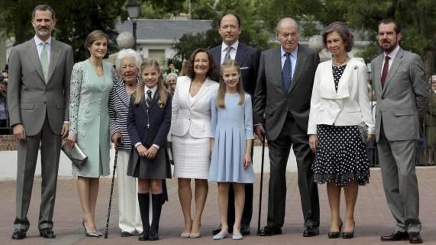 El rey Felipe VI, la reina Letizia, su abuela Carmen Álvarez, la infanta Sofía, Paloma Rocasolano, la princesa Leonor, el príncipe Konstantin, los reyes Juan Carlos y Sofía y Jesús Ortiz.