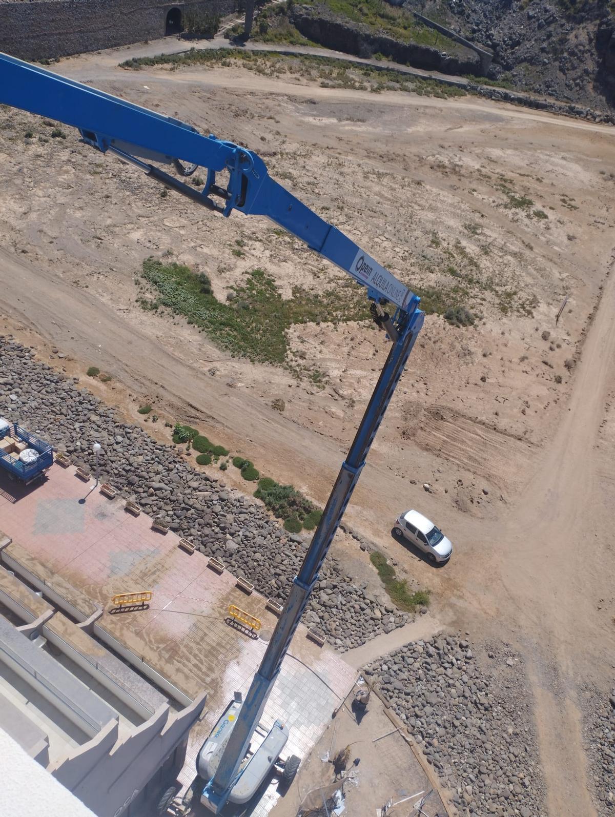 Rescate de dos operarios atrapados en una cesta elevadora en Balitos