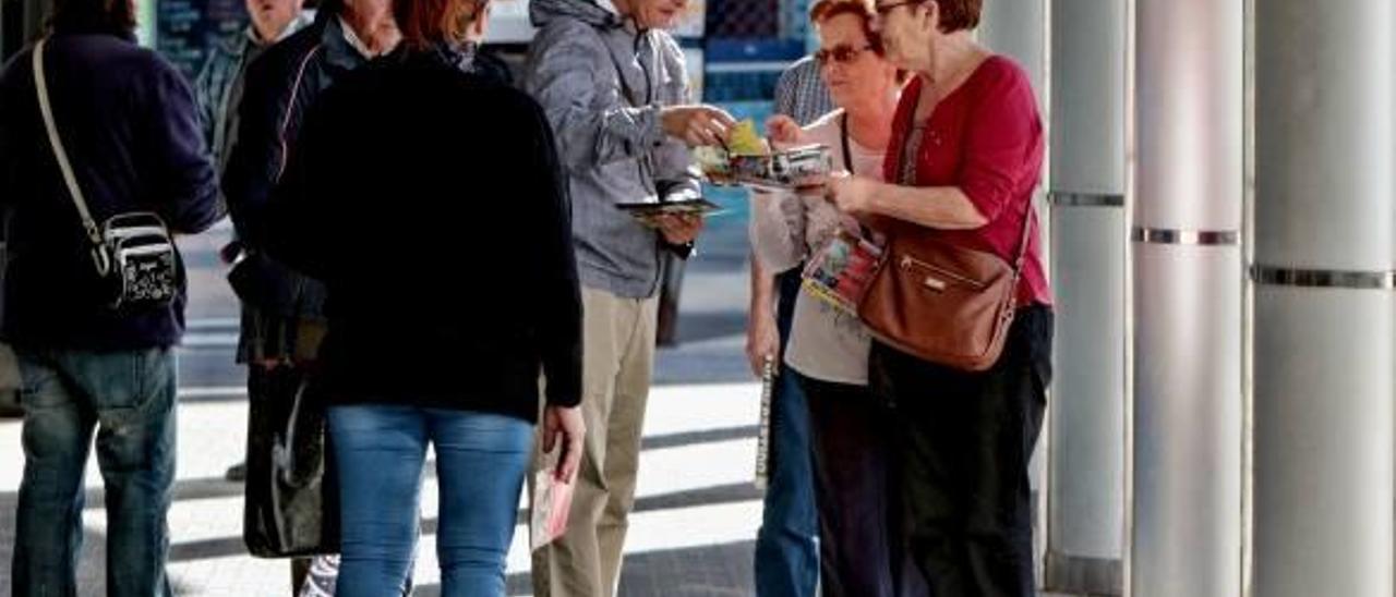 Imagen de archivo de un «mantero» repartiendo folletos en plena calle.