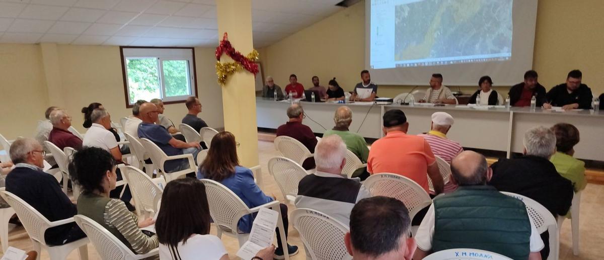 Un momento de la asamblea de los comuneros de Moaña que se celebró en el local de A Tioura. | Santos Álvarez