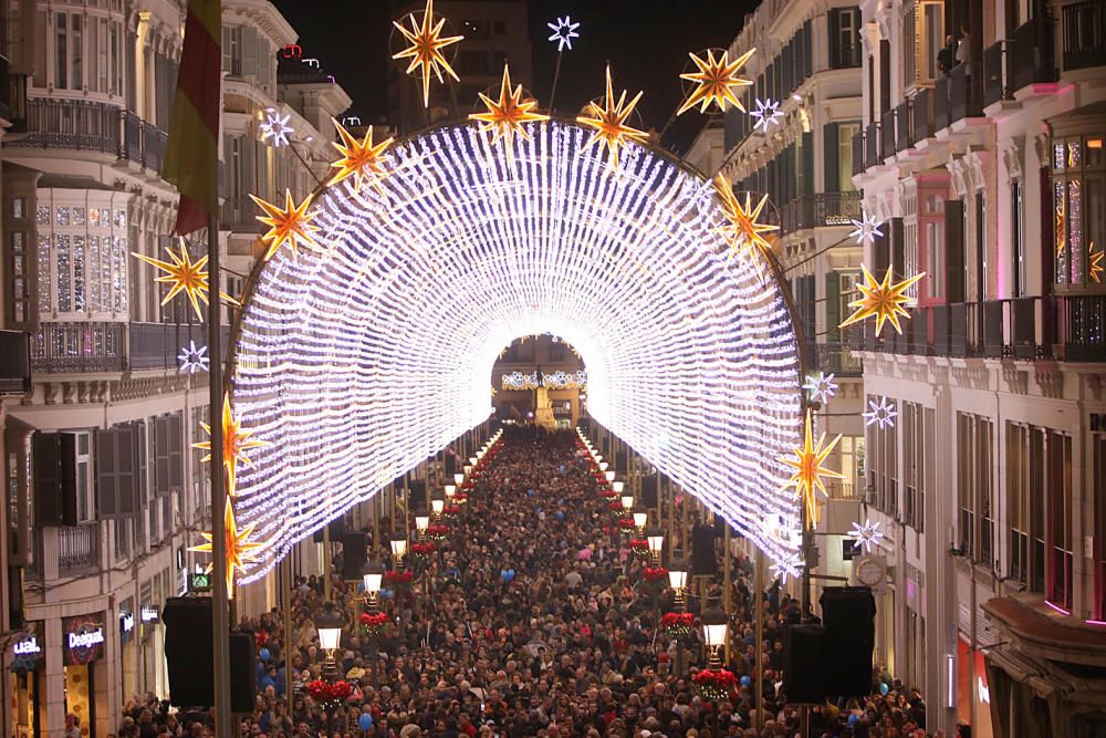 Un espectáculo de luz y sonido, actuaciones infantiles y un concierto de Siempre Así han dado la bienvenida a las fiestas en el Centro de Málaga