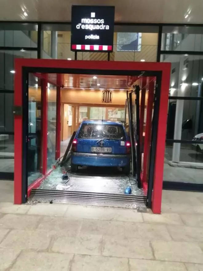 El cotxe encastat contra la comissaria dels Mossos de Ripoll