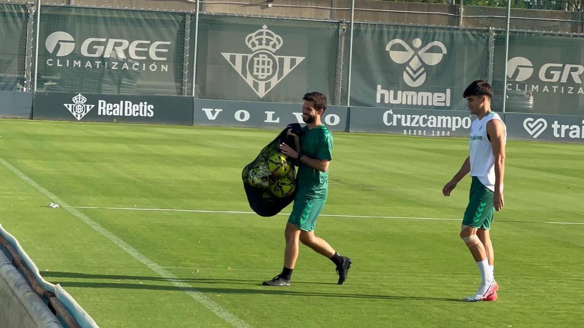 José Antonio Morante Antúnez pisa césped y se ejercita en solitario con el Betis tras superar sus molestias musculares