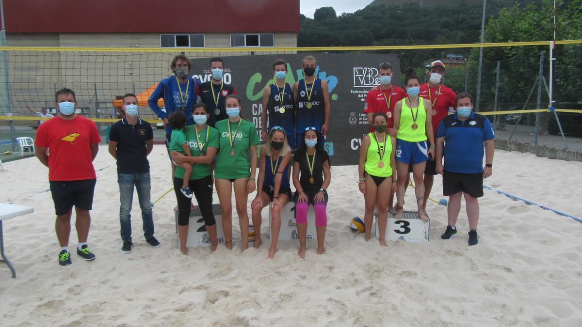 Foto de familia de los medallistas del regional de Vóley playa en Cangas de Onís.