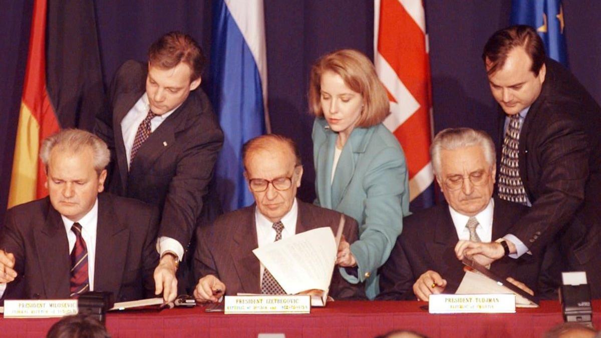 Firma de los acuerdos de Dayton, de izquierda a derecha, el presidente de Serbia Slobodan Milosevic, el presidente de Bosnia Alija Izetbegovic y el presidente de Croacia, Franjo Tudjman.