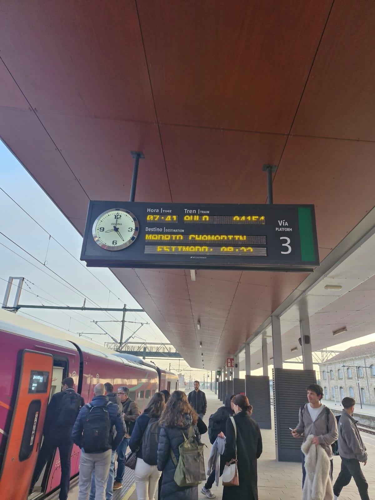 Salida del primer tren de la mañana a Madrid, con retraso