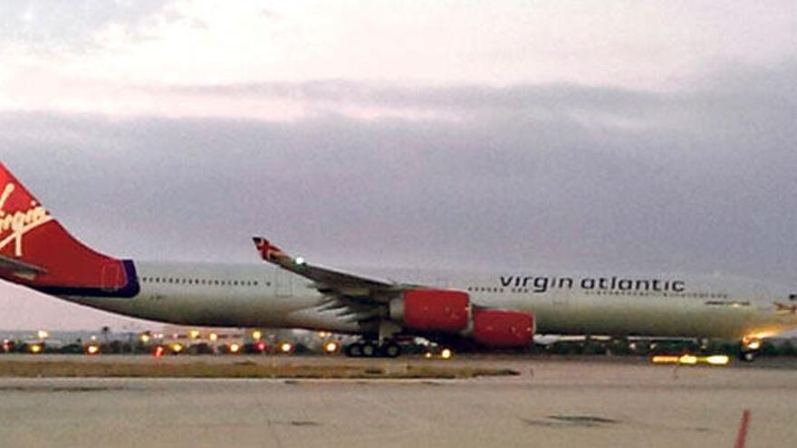 El avión de Virgin Atlantic, ayer de madrugada tras aterrizar de emergencia en Son Sant Joan.