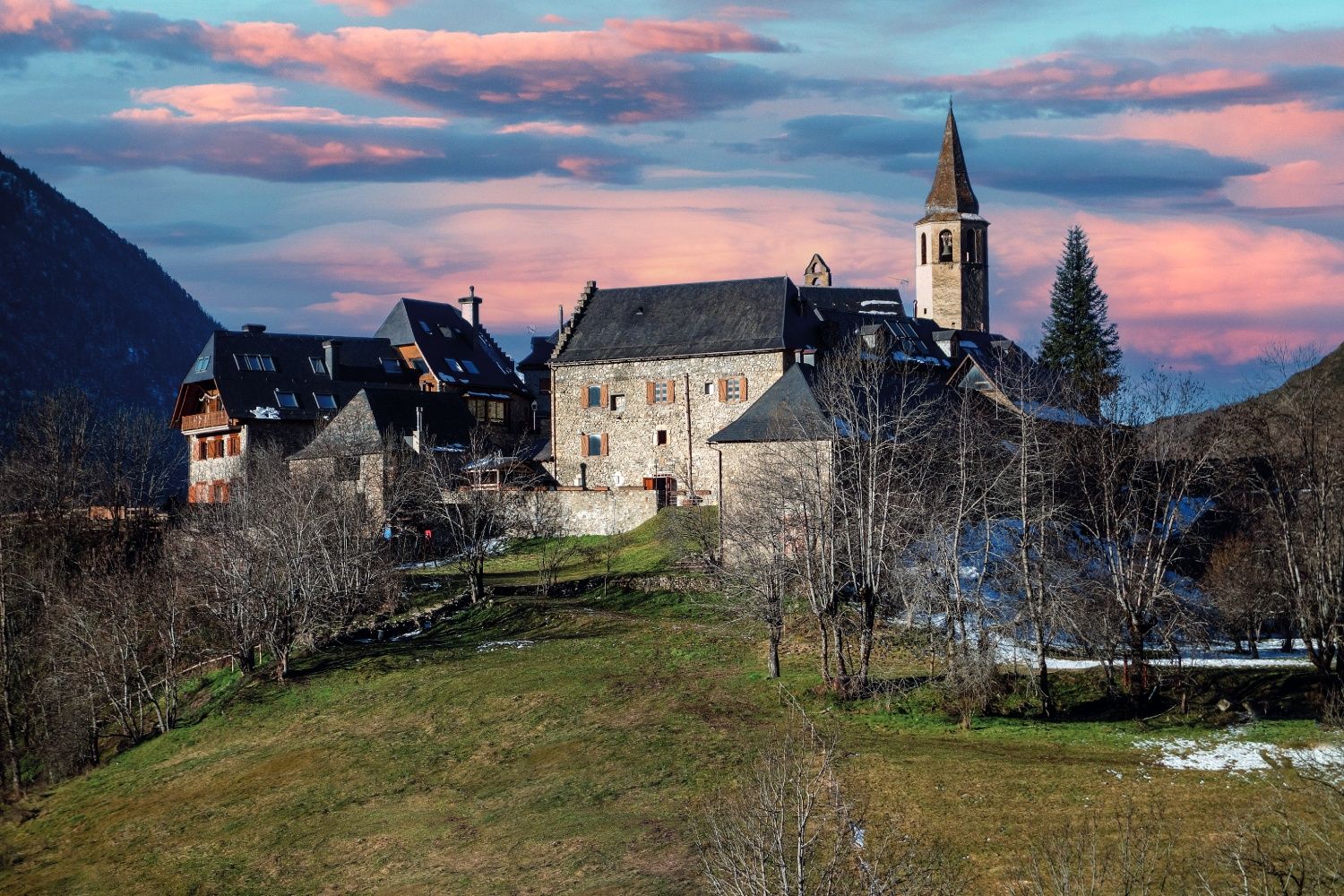 Unha, con el Museo de la Nieve en primer término.