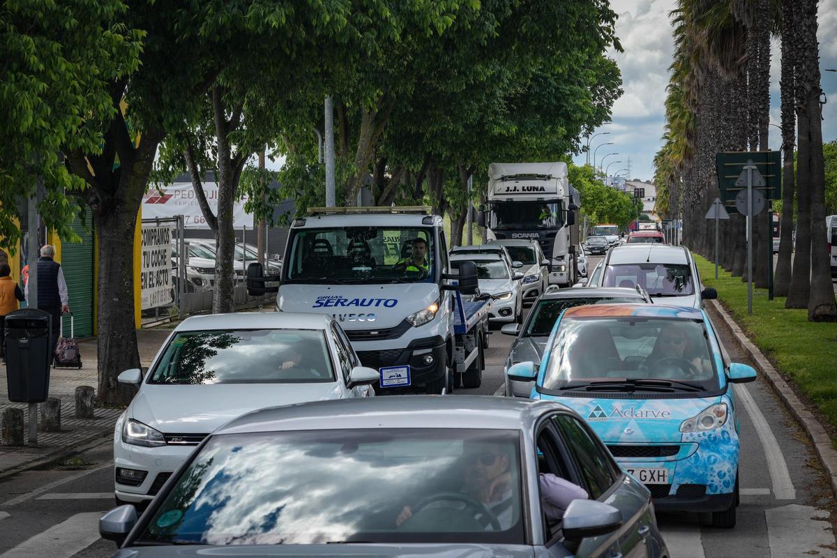 Tráfico en la carretera de Olivenza, este lunes, a media mañana.