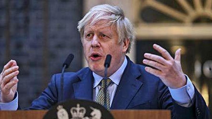 El primer ministre britànic, Boris Johnson, valora els resultats ahir a Downing Street.