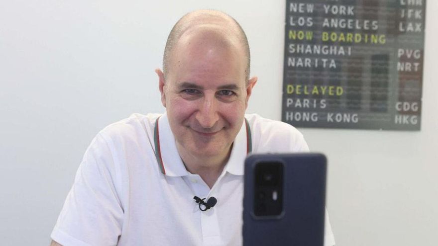 El agente de viajes de A Coruña que triunfa en TikTok: &quot;Los jóvenes están cansados de que les mientan&quot;