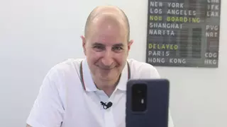 El agente de viajes de A Coruña que triunfa en TikTok: "Los jóvenes están cansados de que les mientan"