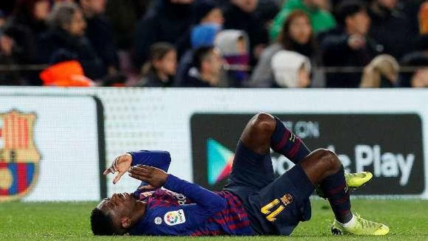 Dembélé, dolorido en el suelo. // Albert Gea