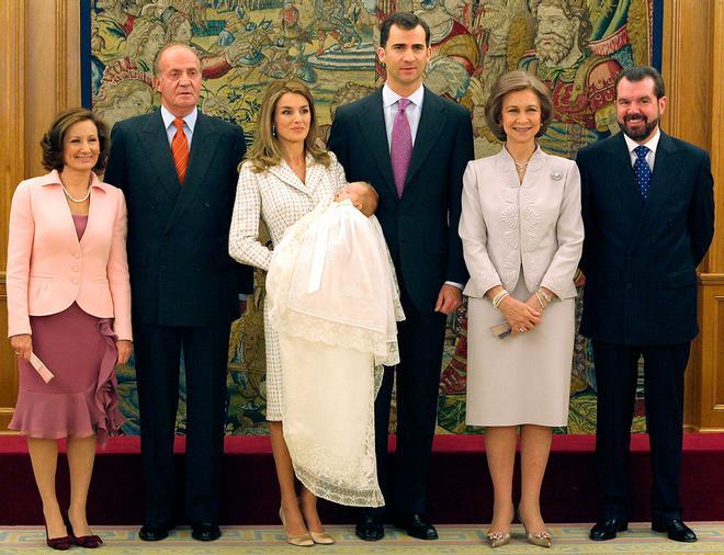 Posado de la Familia Real en el bautizo de la princesa Leonor