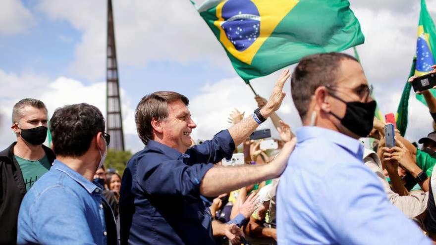 Bolsonaro saluda a sus partidarios, que participaron en una caravana de apoyo al presidente. // Reuters
