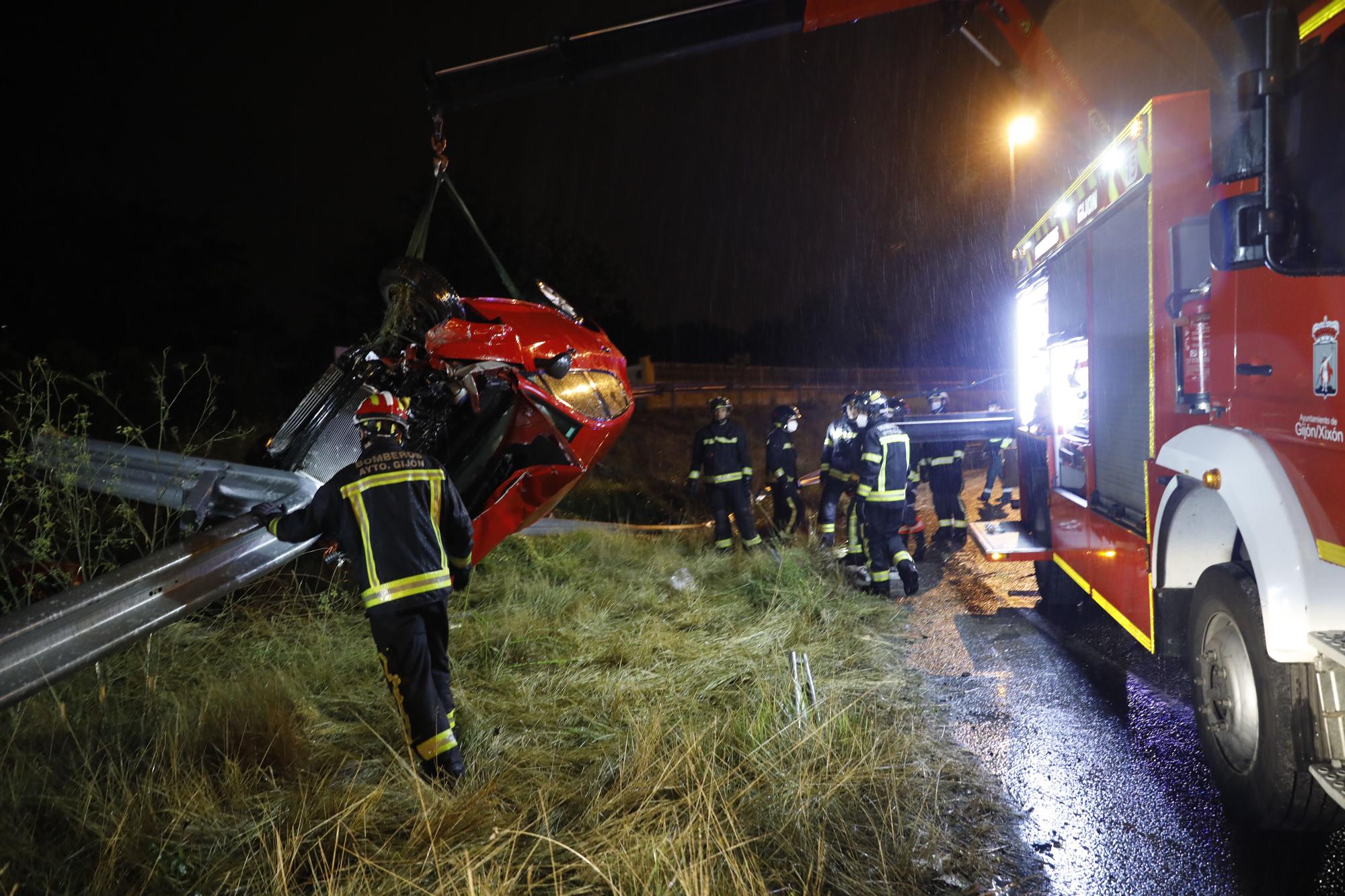 Espectacular accidente en la entrada de Gijón