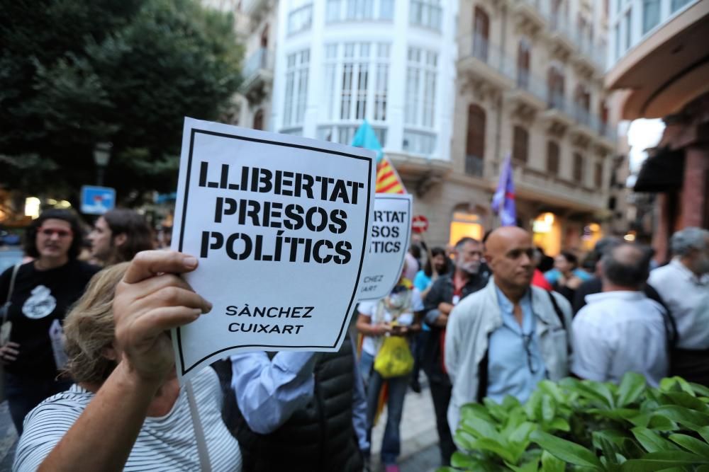 Más de mil personas piden en Palma la liberación de Sánchez y Cuixart