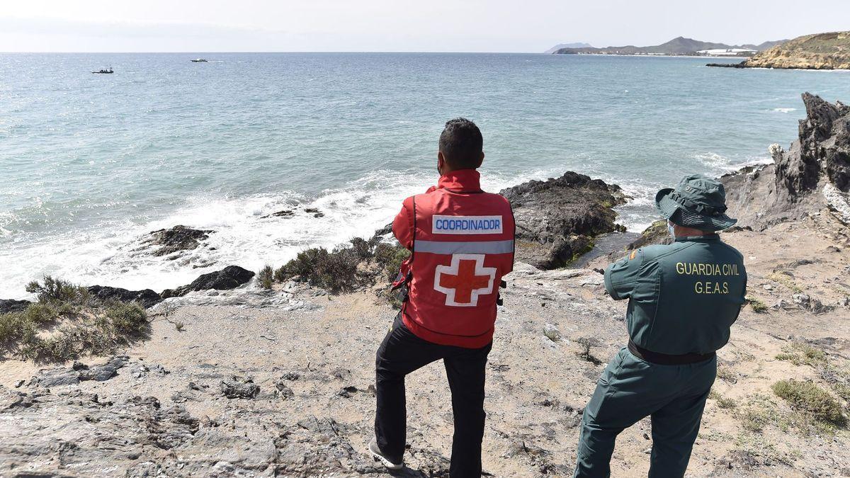 Un momento de la búsqueda de los migrantes desaparecidos al naufragar su patera en Mazarrón.