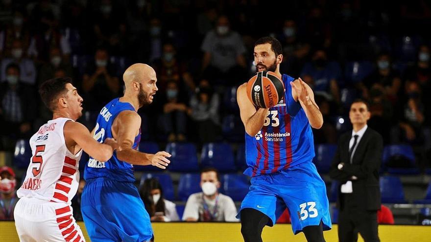 Nikola Mirotic recibe el balón en el partido de Euroliga frente al Olympiacos en el Palau Blaugrana.