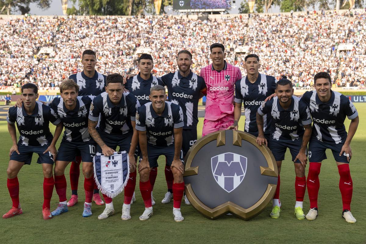 La plantilla del Rayados de Monterrey, antes de afrontar el encuentro contra River de la fase de grupos.