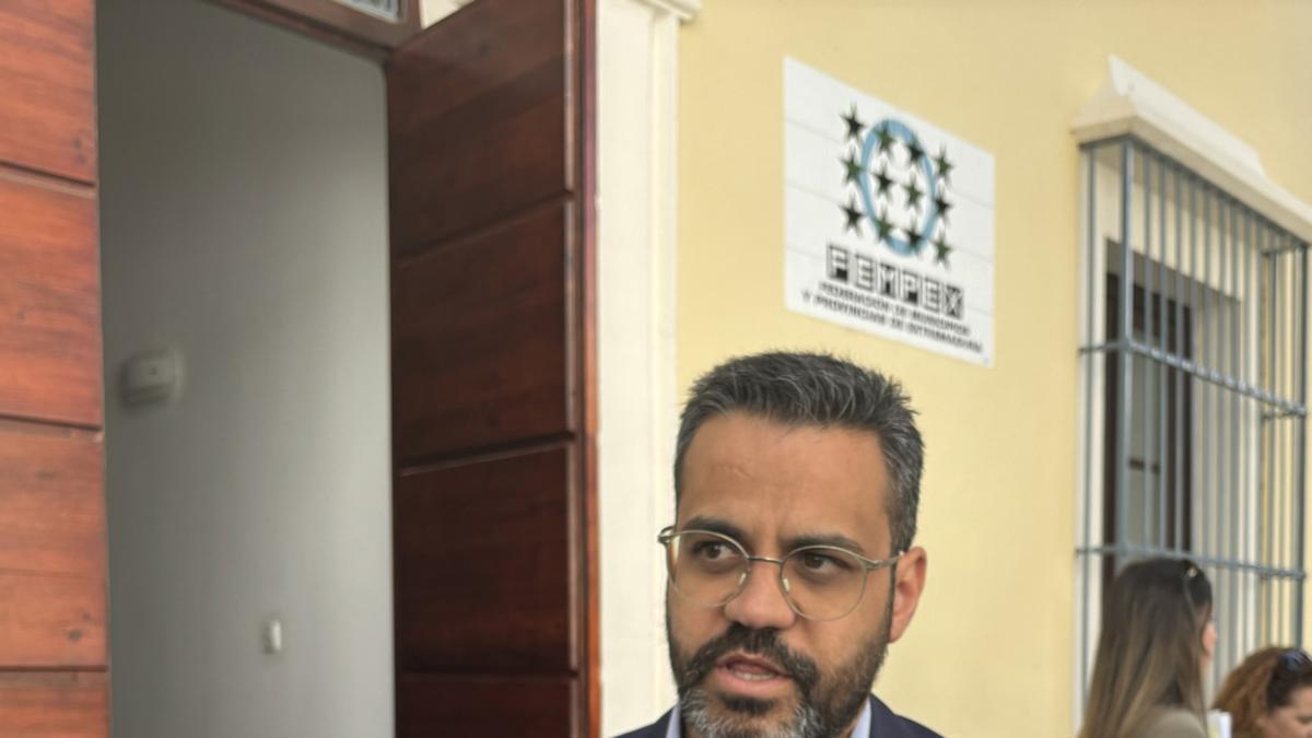 El presidente de la Fempex, Manuel J. Gozález Andrade, atiende a los medios de comunicación